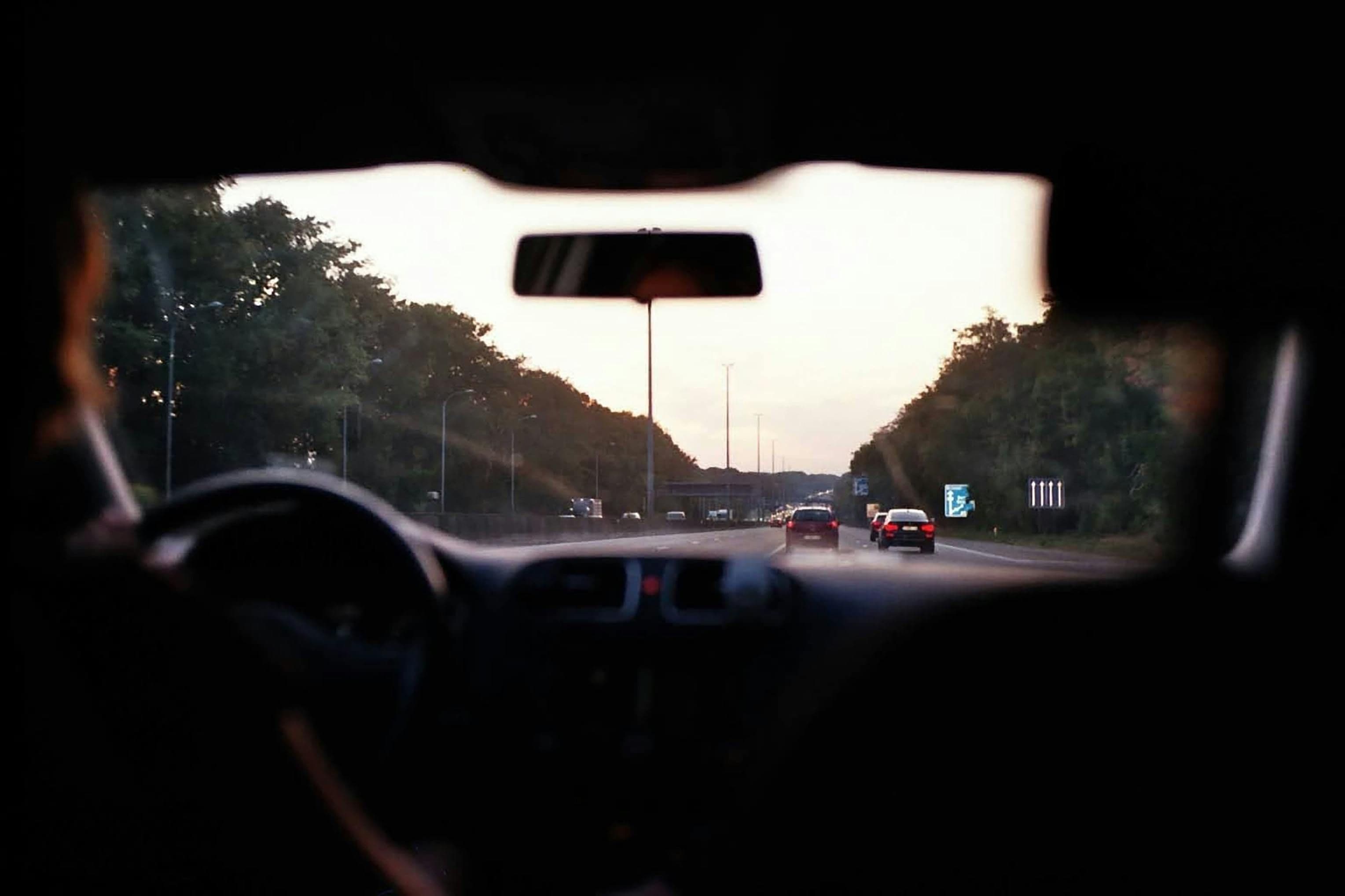 Psychologické aspekty bezpečnej jazdy: Ako naše emócie ovplyvňujú riadenie